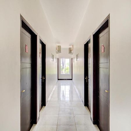 Oyo Life 3987 Kost Aditya Surabaya Esterno foto