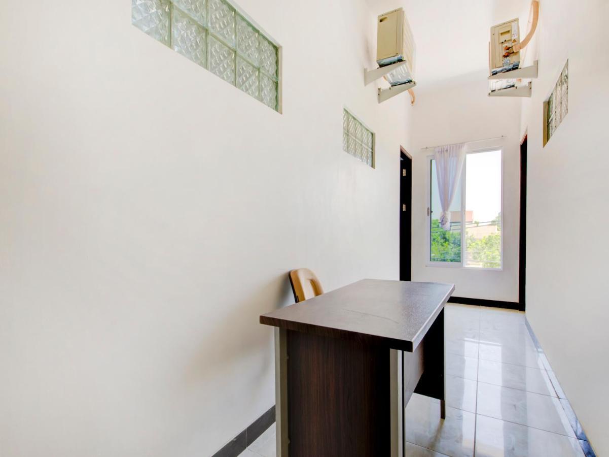 Oyo Life 3987 Kost Aditya Surabaya Esterno foto