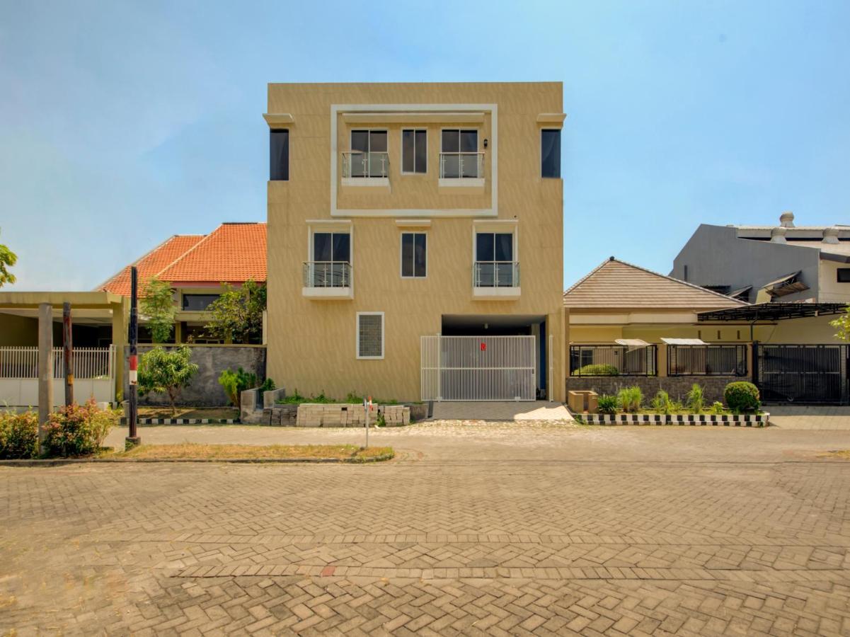 Oyo Life 3987 Kost Aditya Surabaya Esterno foto