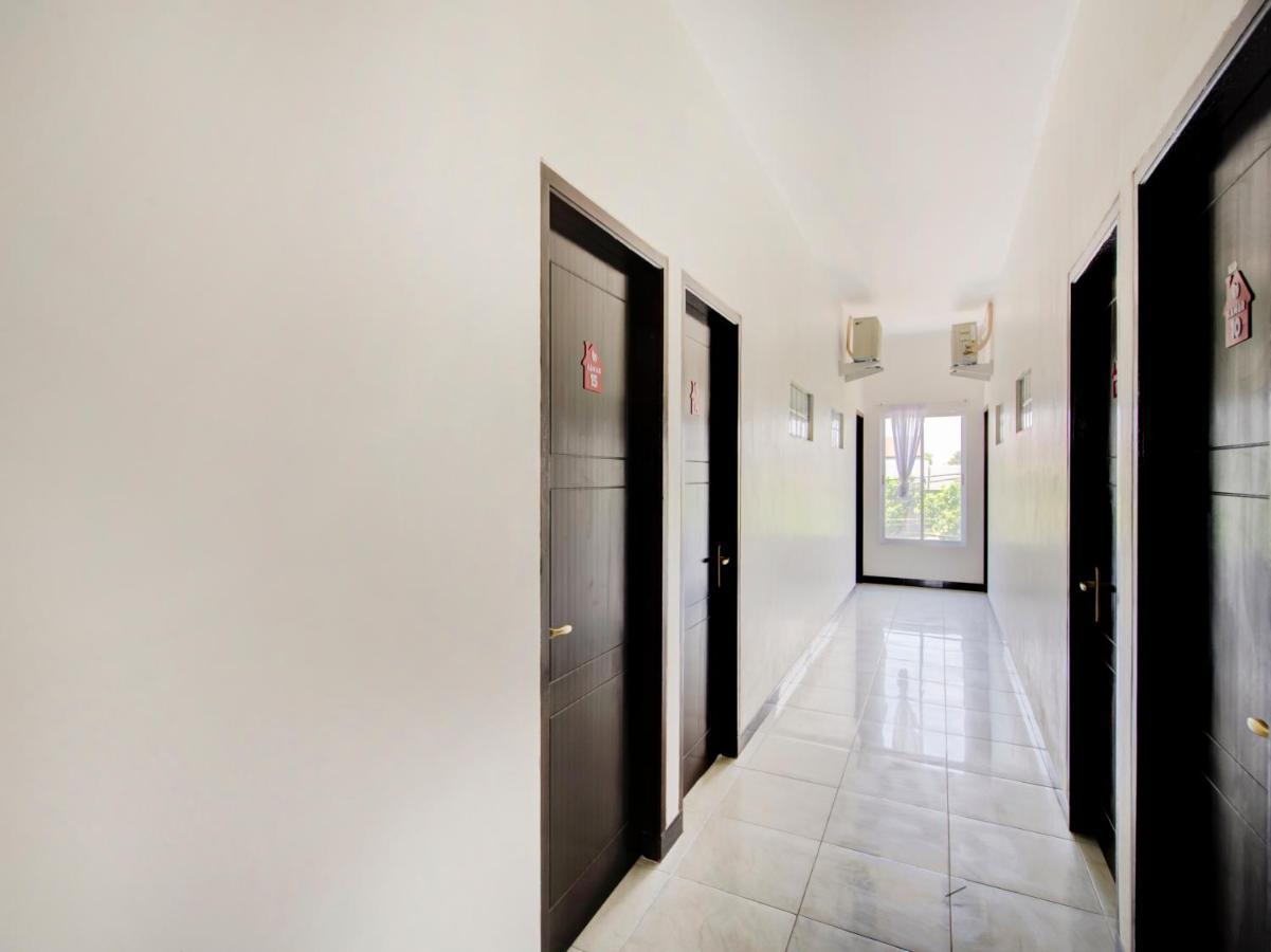 Oyo Life 3987 Kost Aditya Surabaya Esterno foto