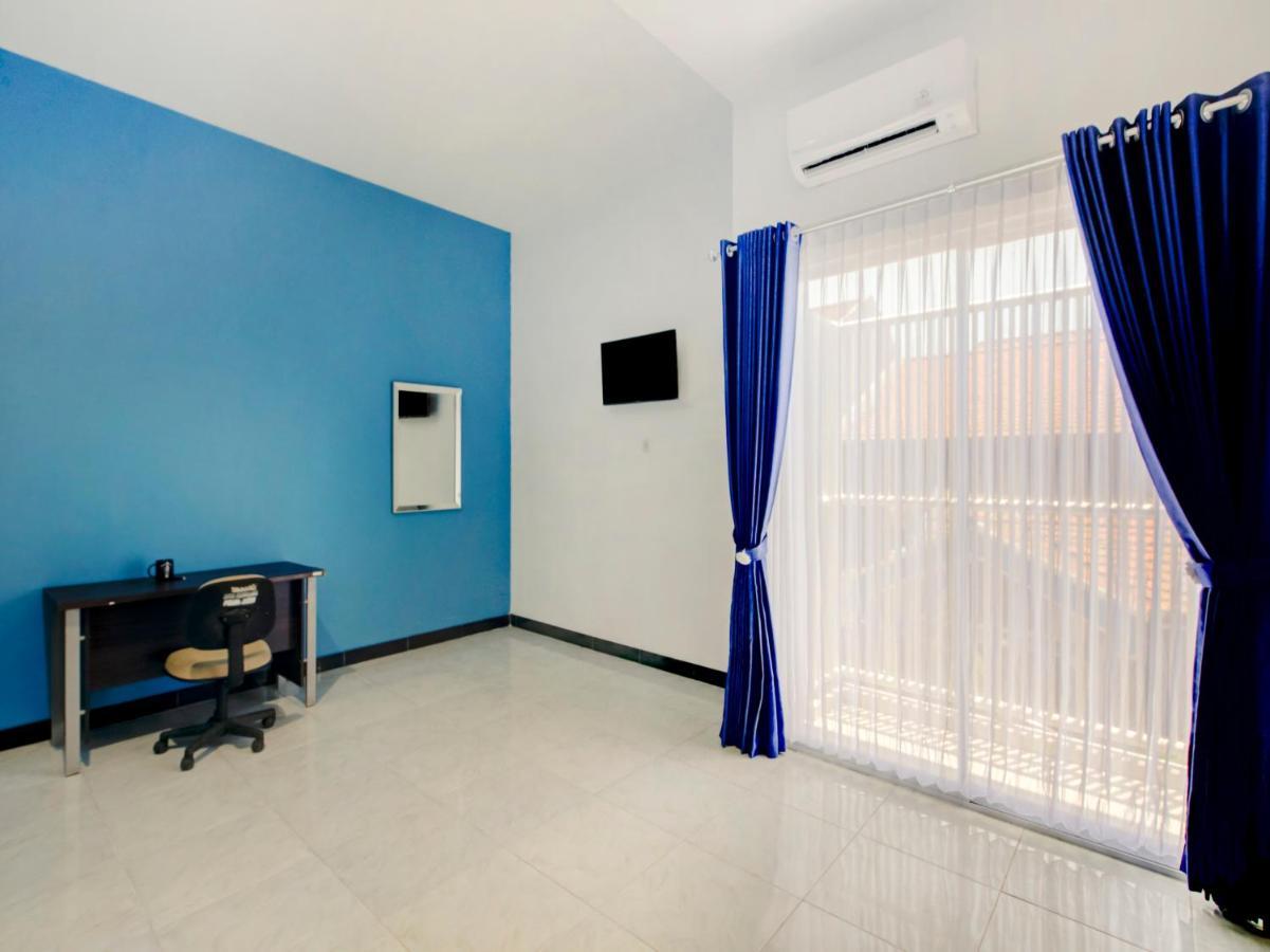 Oyo Life 3987 Kost Aditya Surabaya Esterno foto