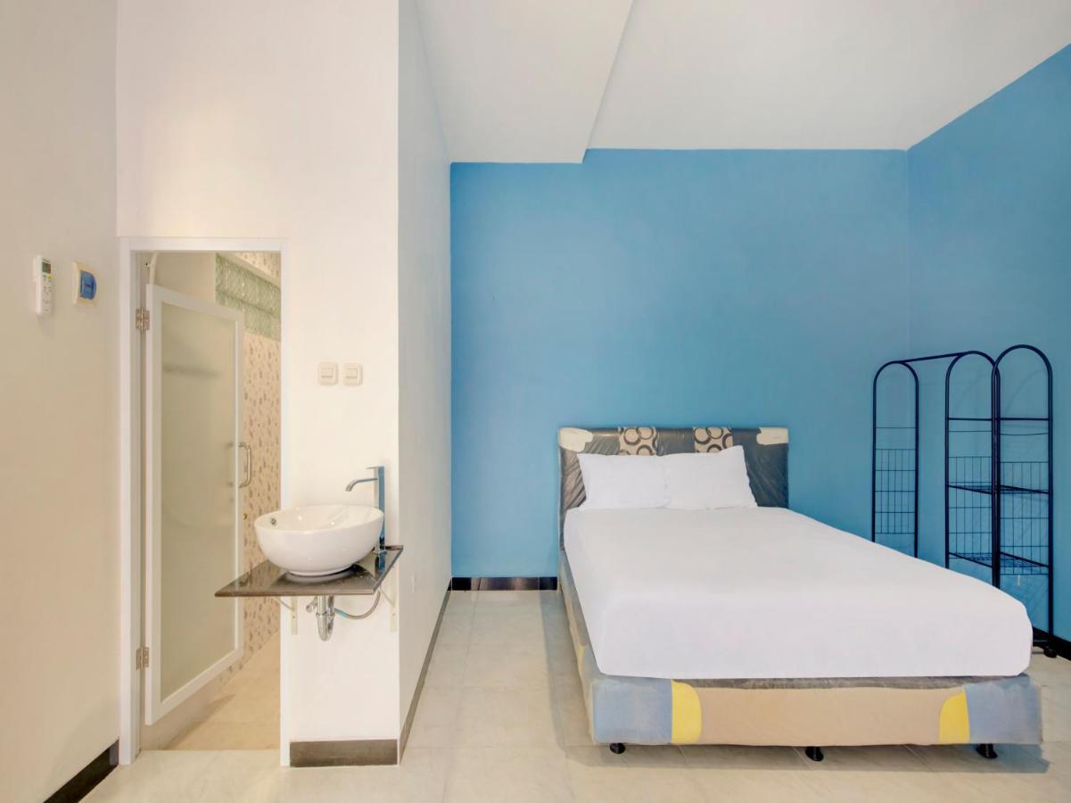 Oyo Life 3987 Kost Aditya Surabaya Esterno foto