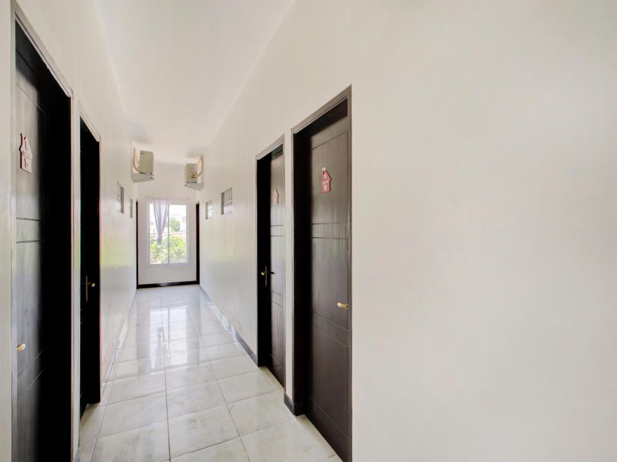 Oyo Life 3987 Kost Aditya Surabaya Esterno foto