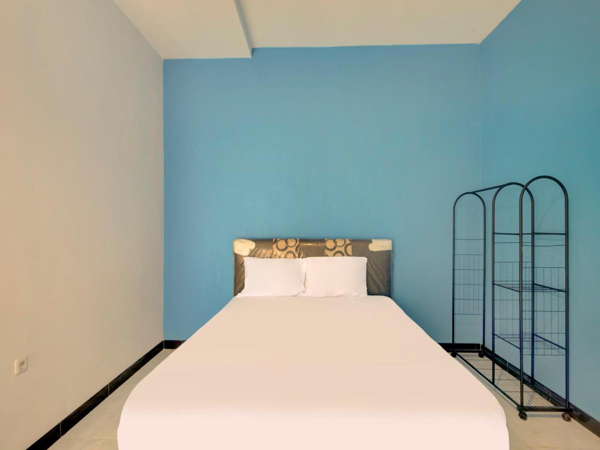 Oyo Life 3987 Kost Aditya Surabaya Esterno foto