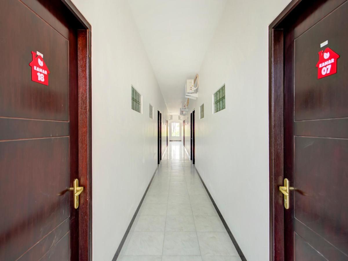 Oyo Life 3987 Kost Aditya Surabaya Esterno foto