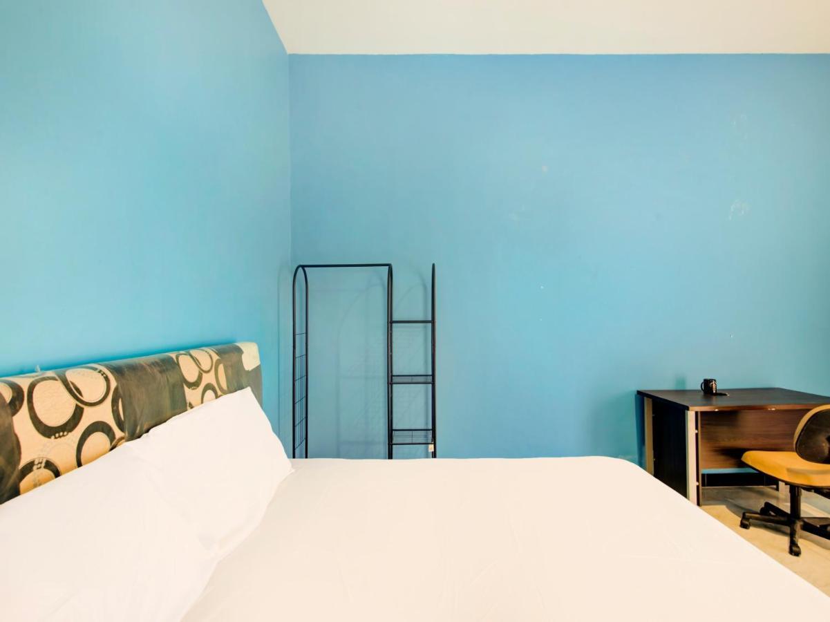 Oyo Life 3987 Kost Aditya Surabaya Esterno foto